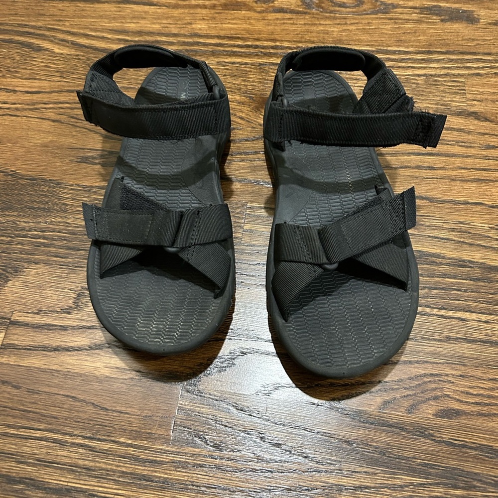 Magellan Outdoors sandals. Youth size 7.